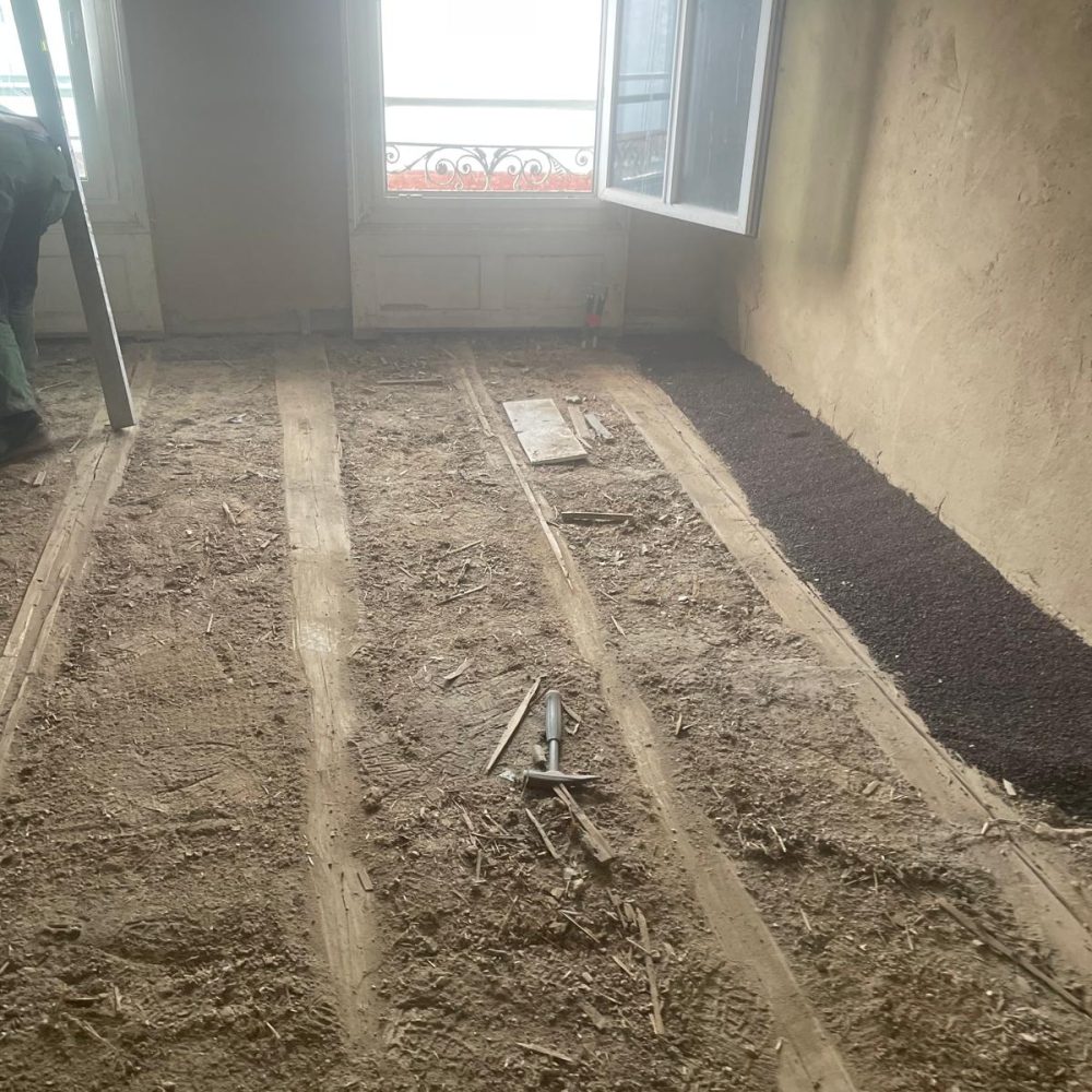 Sanierungsbeginn in Altbauwohnung – Rohbauzustand mit sichtbaren Leitungen