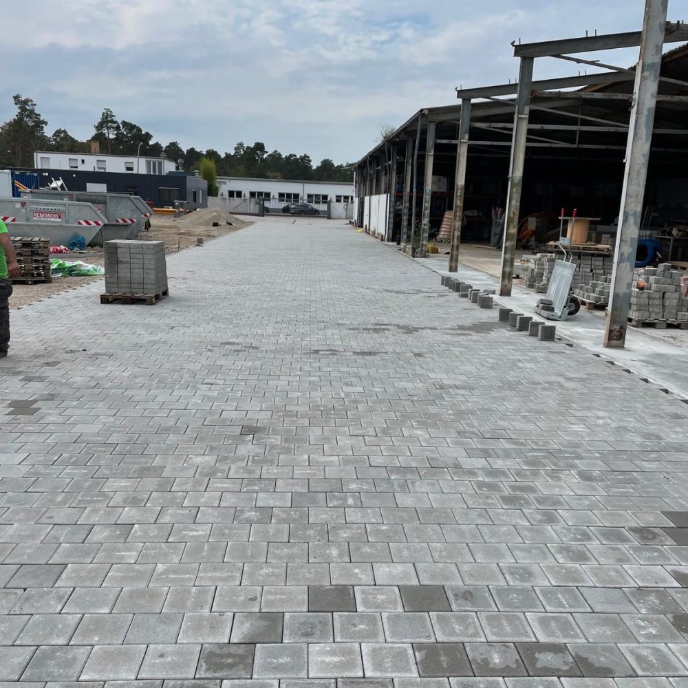 Gewerbliche Pflasterarbeiten in Mannheim – neu verlegte Fläche aus Betonstein durch Gezer Garten & Bau