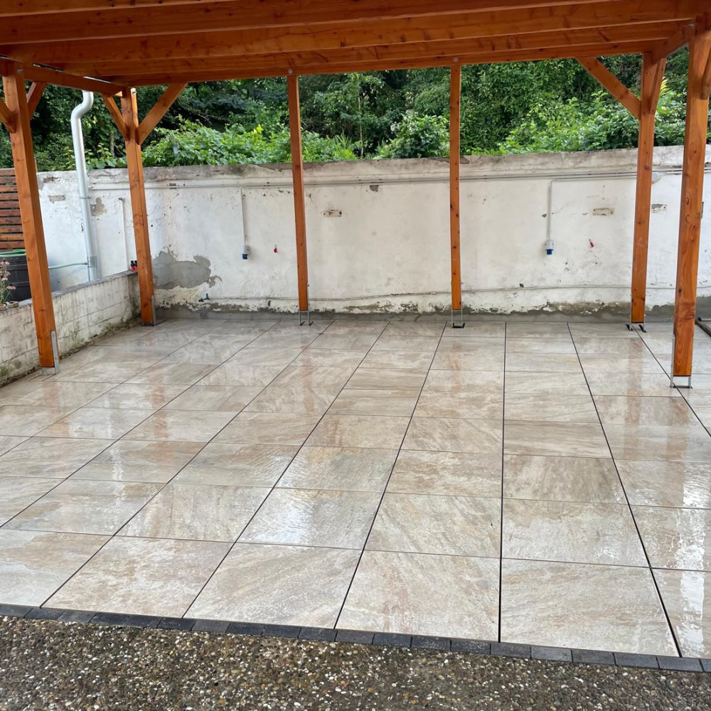 Überdachte Terrasse mit großformatigen Natursteinplatten in Mannheim